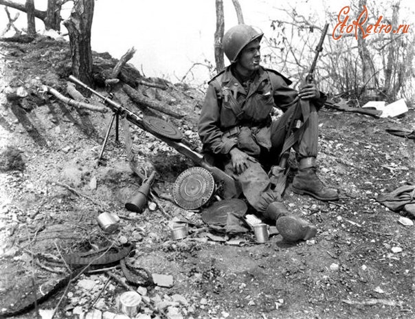 Военная техника - Американский солдат рядом с пулеметом Дегтярева