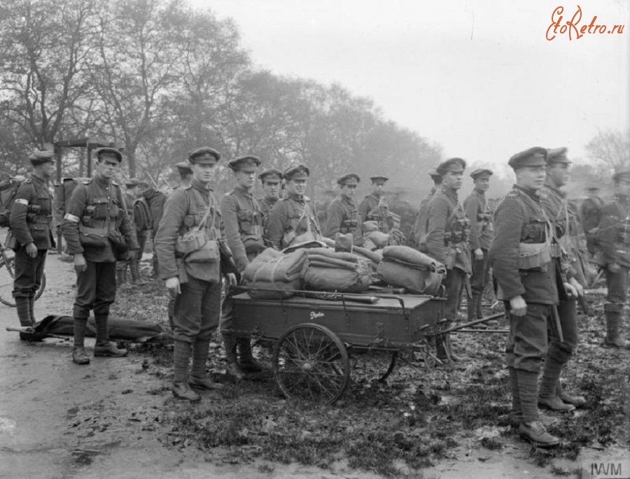 Военная техника - Британские солдаты и тележка для перевозки пулеметов Льюиса и патронов