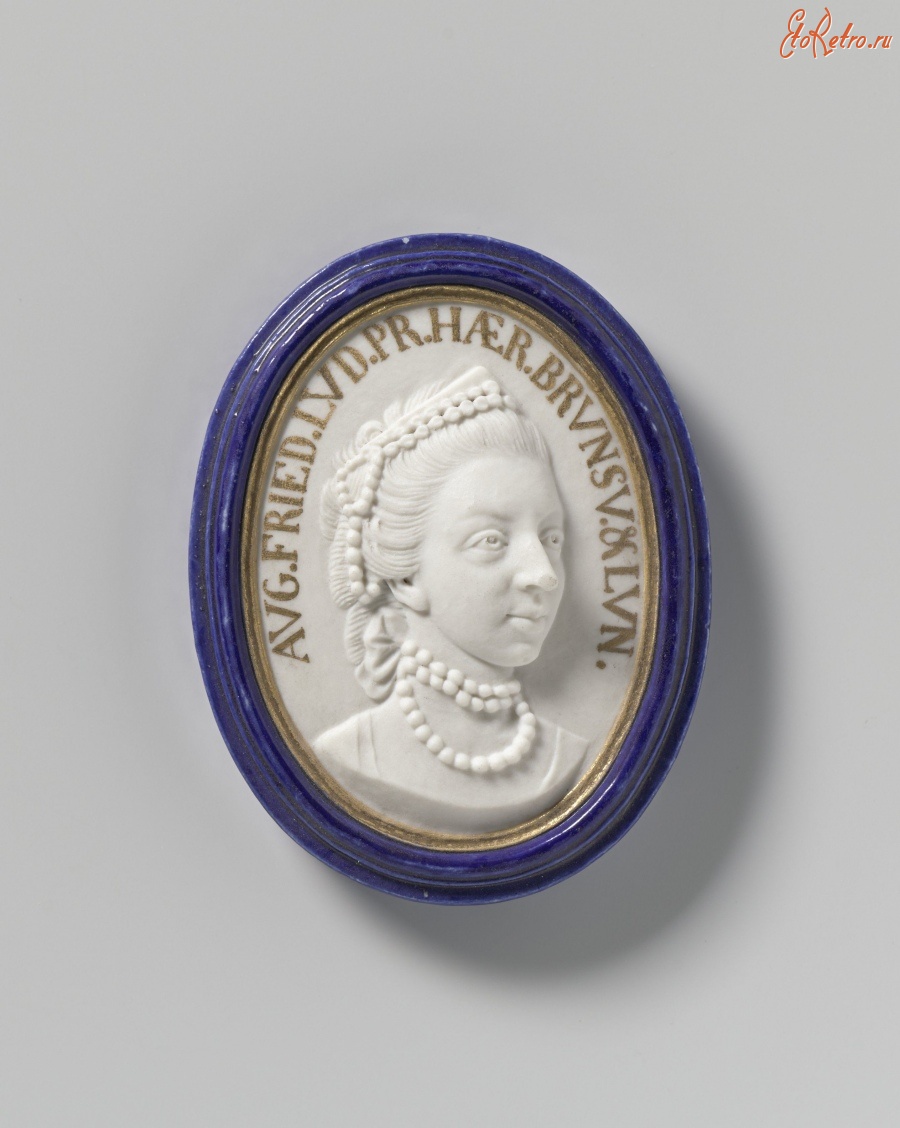 Драгоценности, ювелирные изделия - Фарфоровый медальон с портретом Августы Уэльской