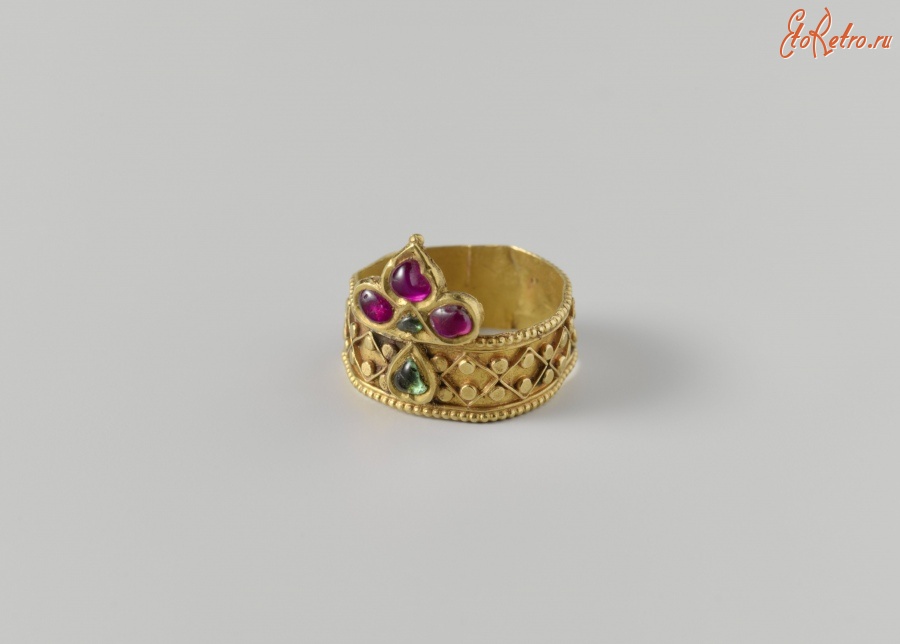 Драгоценности, ювелирные изделия - Кольцо Ангути из золота и драгоценных камней