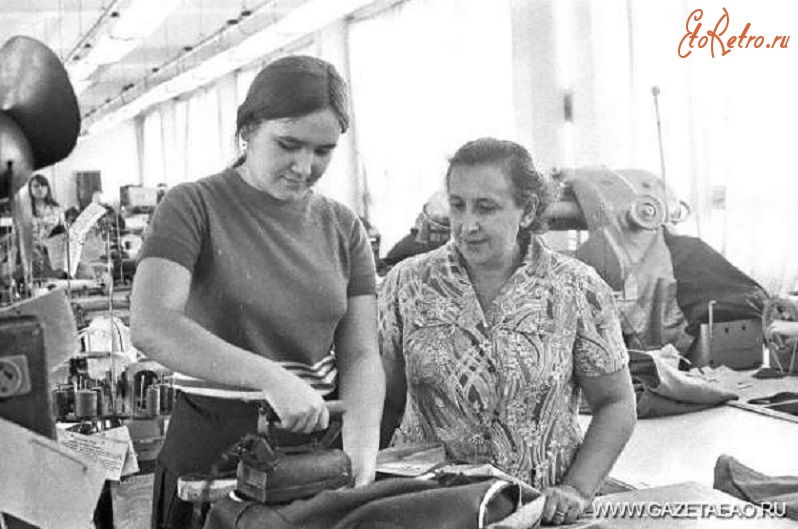 Биробиджан - Герой Социалистического Труда Хая Абрамовна Карасик (справа) много лет работала на швейной фабрике. 1978 год.