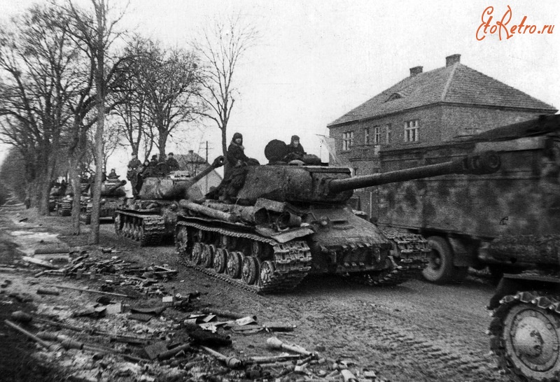Калининградская область - Колонна советских танков ИС-2 на дороге в Восточной Пруссии.