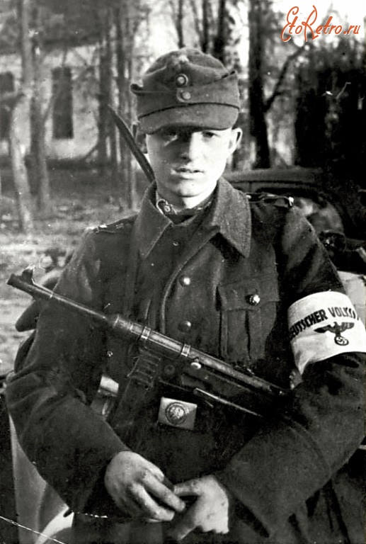 Калининградская область - Восточная Пруссия. Шестнадцатилетний боец фольксштурма с пистолет-пулемётом MP-40.