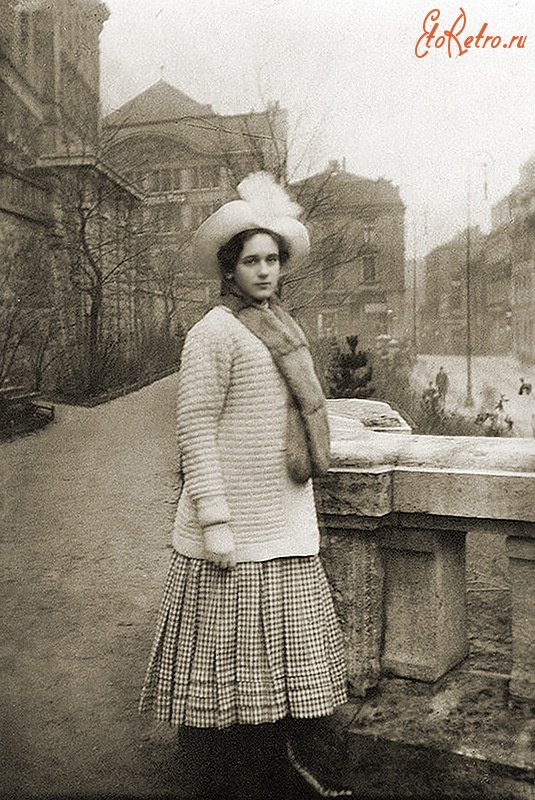 Калининград - Калининград (до 1946 г. Кёнигсберг). Девушка на променаде Королевского замка