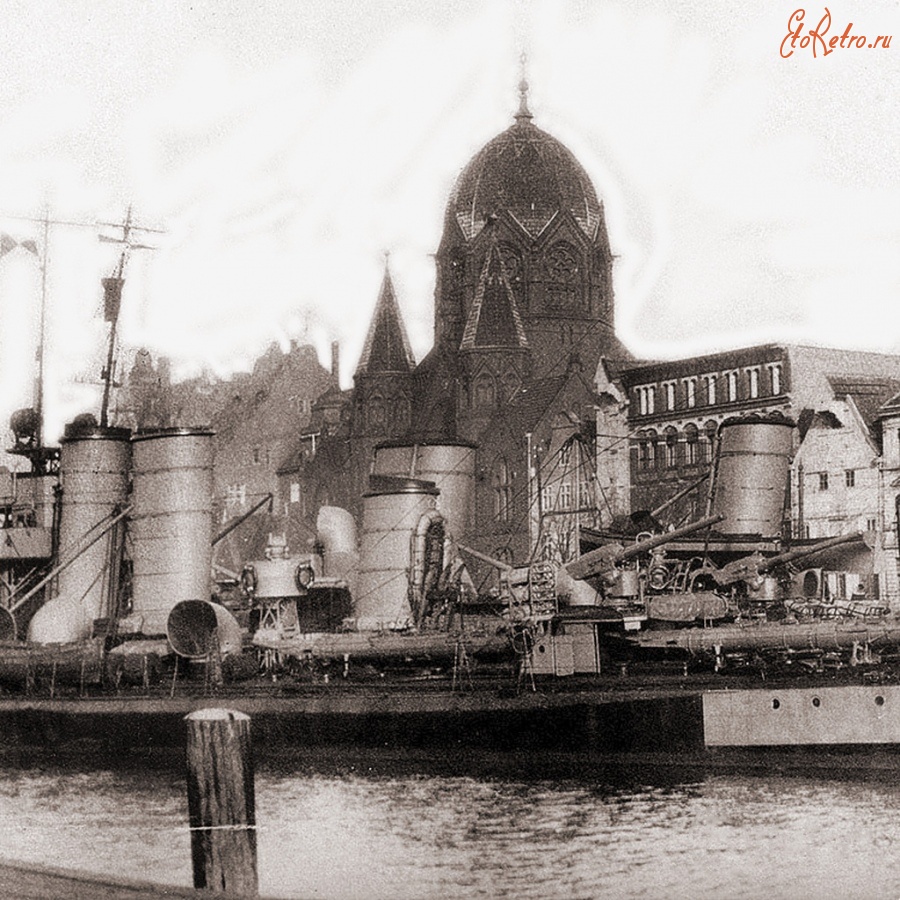 Калининград - Калининград (до 1946 г. Кёнигсберг). Боевые корабли на фоне синагоги возле Липового моста.1920 год
