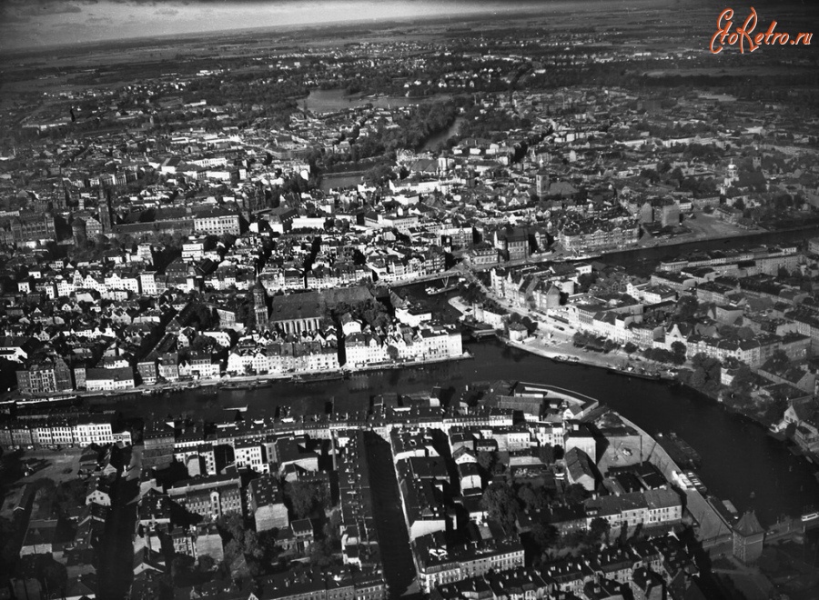 Калининград - Калининград (до 1946 г. Кёнигсберг). Вид города с высоты с островом Кнайпхоф и Кафедральным собором в центре
