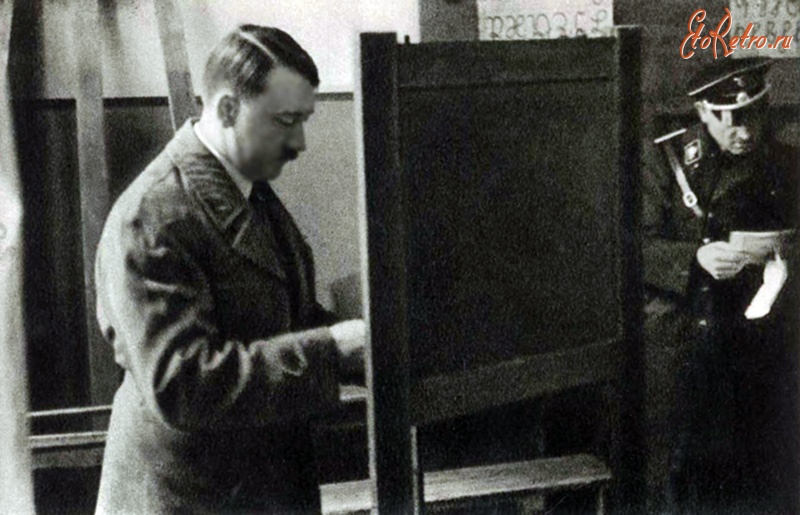 Калининград - Калининград (до 1946 г. Кёнигсберг). Адольф Гитлер в Кёнигсберге на пункте голосования 1933 год.
