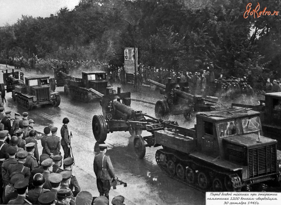 Калининград - Парад боевой техники при открытие памятника 1200 воинам - гвардейцам 30 сентября 1945 года.