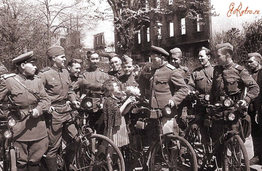 Калининград - Калининград (до 1946 г. Кёнигсберг). Немецкая девочка дарит цветы советским солдатам.