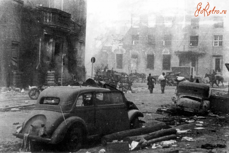 Калининград - Разбитые автомобили на улице взятого штурмом Кенигсберга.