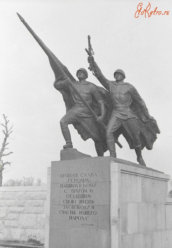 Калининград - Памятник воинам Советской Армии в Калининграде в парке «Победы», павшим в боях при штурме Кенигсберга