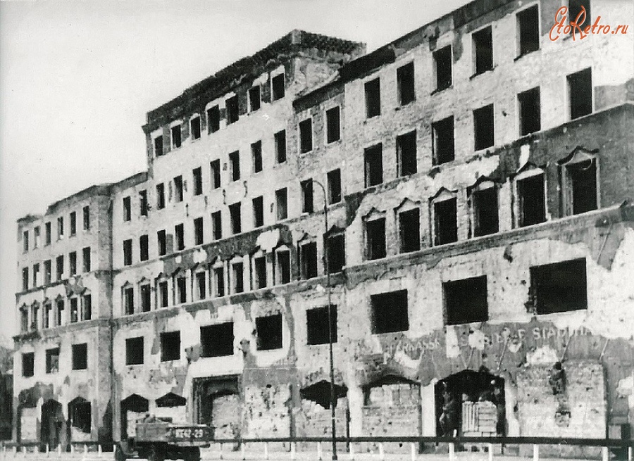 Калининград - Вид на разрушенное здание Штадтхауса, ранее здание Торгового двора Немецкой Восточной ярмарки на площади Победы, 1.