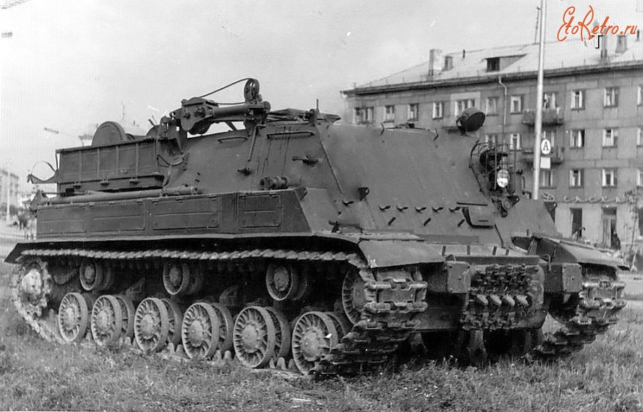Калининград - Бронированный танковый тягач на базе САУ ИСУ-152 возле северной стороны Королевского замка для расчистки его останков после взрыва.