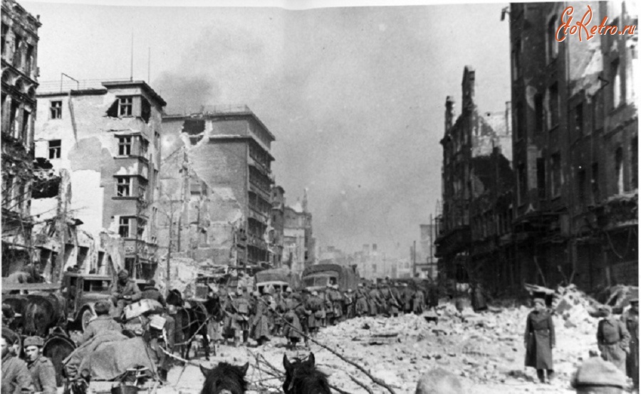 Калининград - Колонна советских войск на Штайндамм в захваченном Кенигсберге