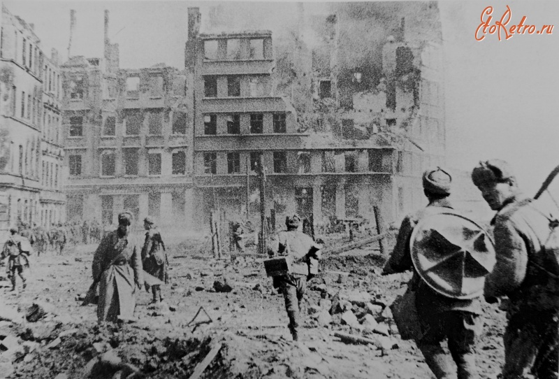 Калининград - Красноармейцы у разрушенных зданий во взятом Кенигсберге.