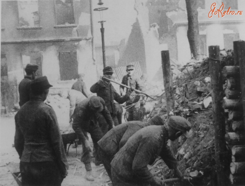 Калининград - Немецкие военнопленные разбирают баррикаду на улице Кенигсберга