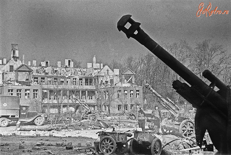 Калининград - Разбитая немецкая батарея 105-мм полевых гаубиц leFH 18/40 (10,5cm leFH 18/40) в Кенигсберге.
