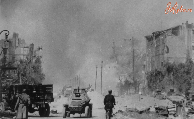 Калининград - Красноармейцы на разрушенной улице взятого Кенигсберга.
