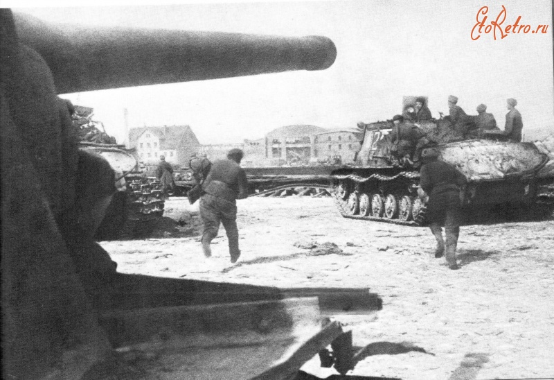 Калининград - Бойцы 3-го Белорусского фронта и САУ ИСУ-122 в уличном бою в Кенигсберге.