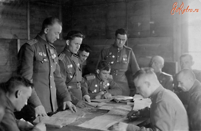 Калининград - Подготовка операции по бомбардировке Кенигсберга в 135-м гвардейском бомбардировочном авиаполку.