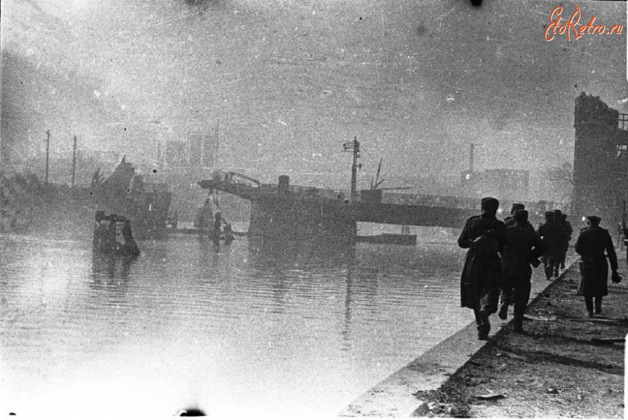 Калининград - Советские солдаты идут по набережной разрушенного в боях Кенигсберга.