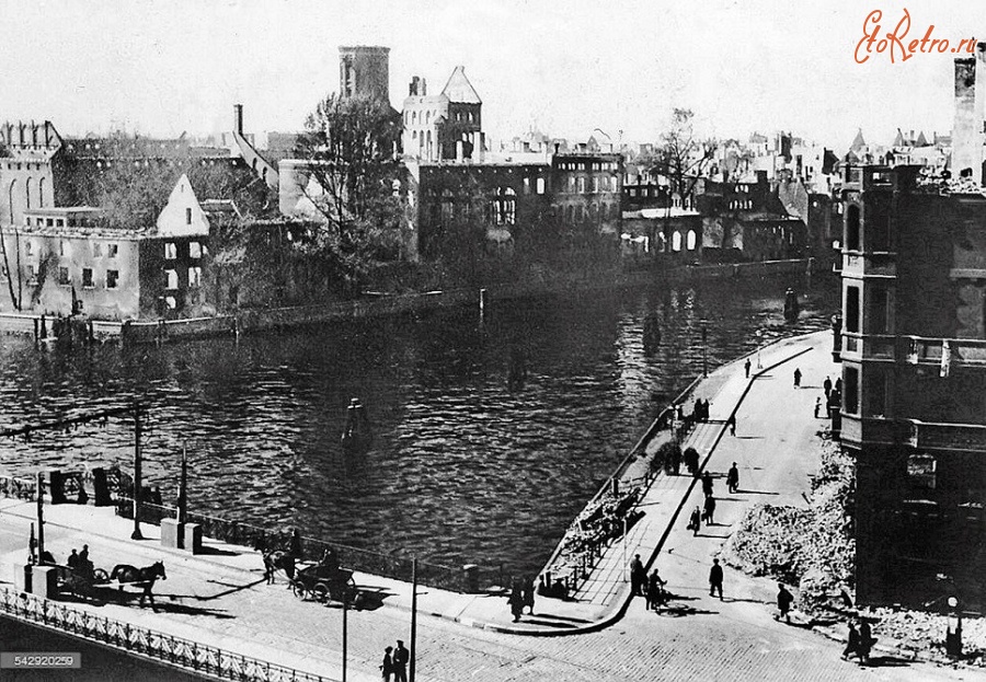 Калининград - Кёнигсберг. Вид на Кафедральный собор и старый университет на острове Кнайпхоф после английской бомбардировки в августе 1944 года.