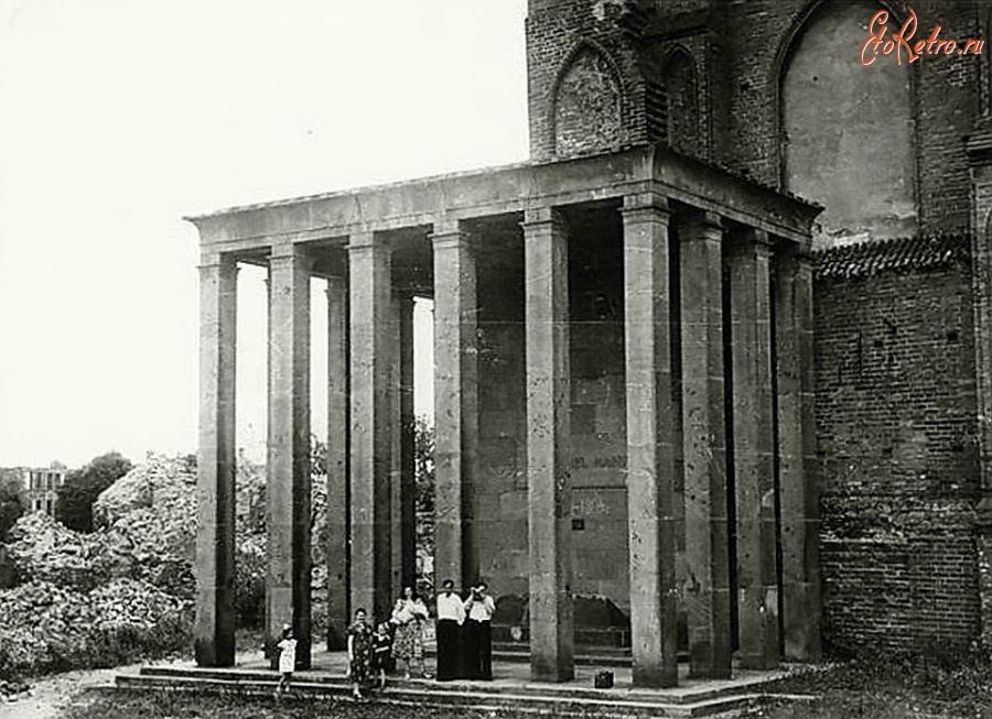 Калининград - Могила Иммануила Канта на восточном углу северной стороны Кафедрального собора.