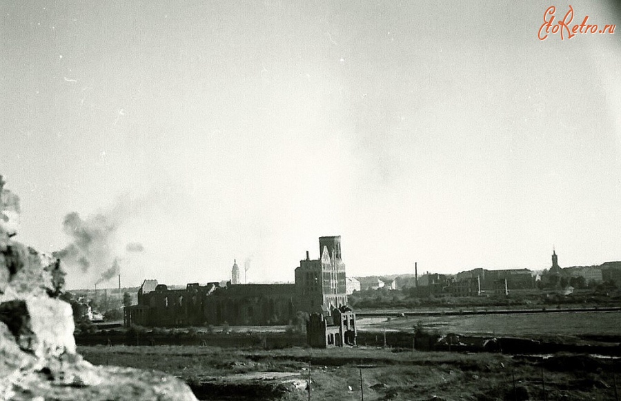 Калининград - Вид на остров Кнайпхоф и развалины Кафедрального собора с разрушенной южной стены Королевского замка.