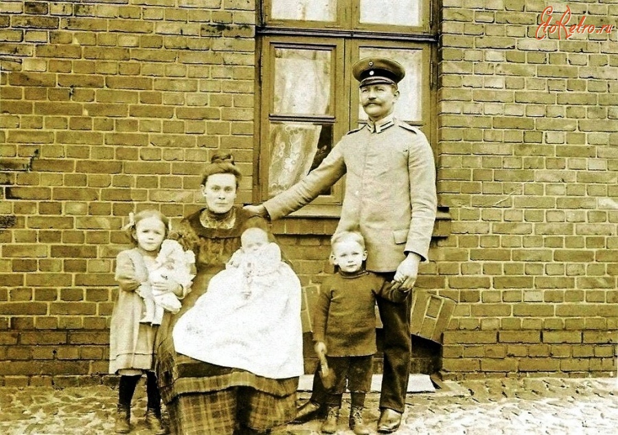 Калининград - Кёнигсберг.  Семья военнослужащего возле дома.