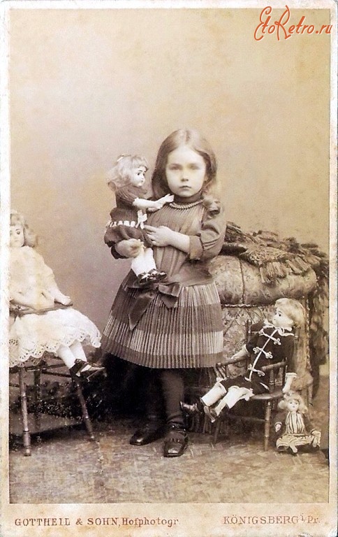 Калининград - Кёнигсберг. Девочка с куклами.