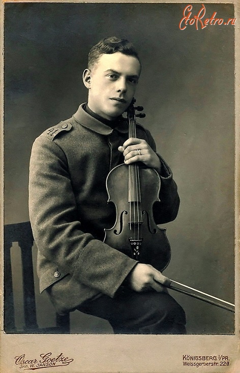Калининград - Кёнигсберг. Солдат пехотного полка со скрипкой.