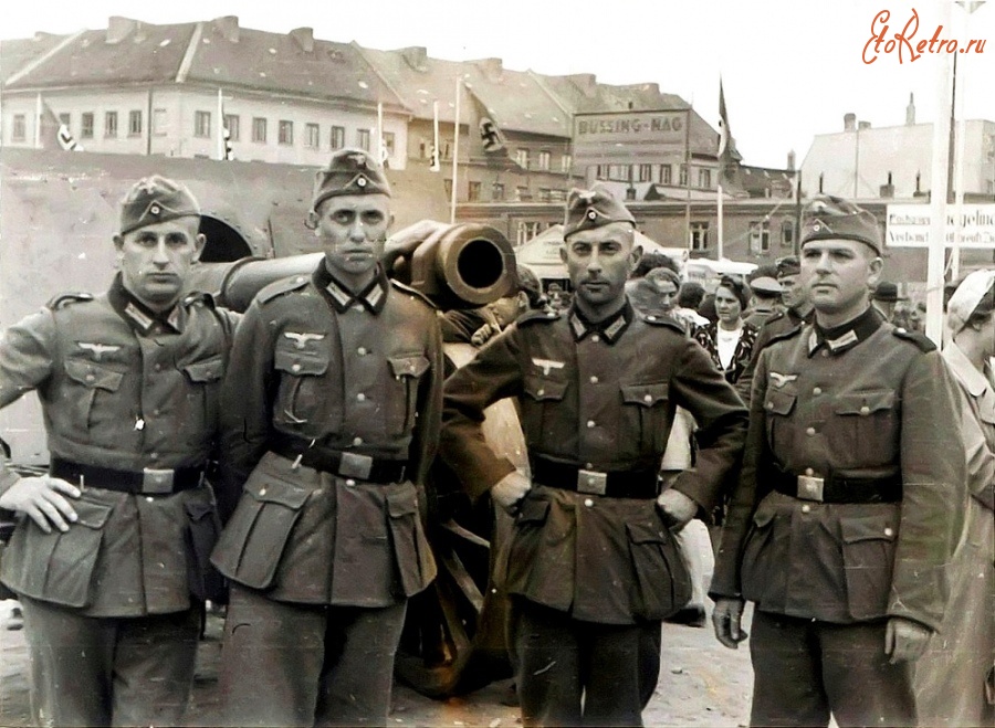 Калининград - Кёнигсберг. Солдаты возле DOK (Германо-восточная ярмарка в Кёнигсберге).