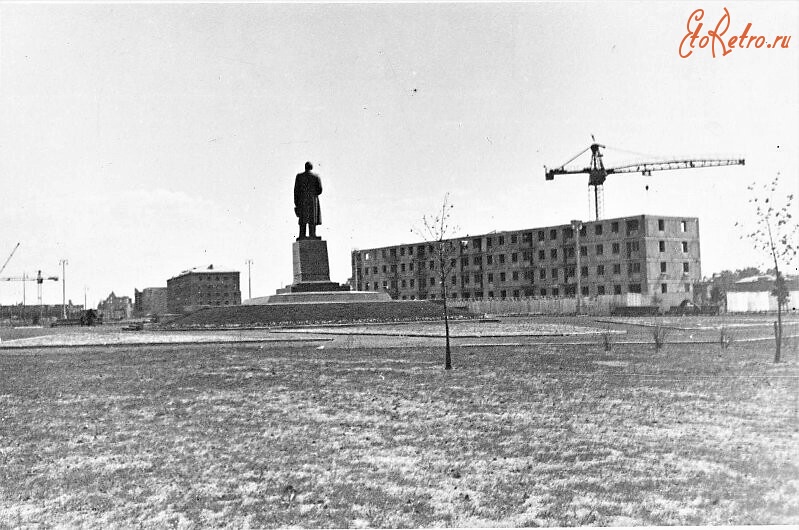 Калининград - Калининград. Вид сзади на памятник И. В. Сталину.