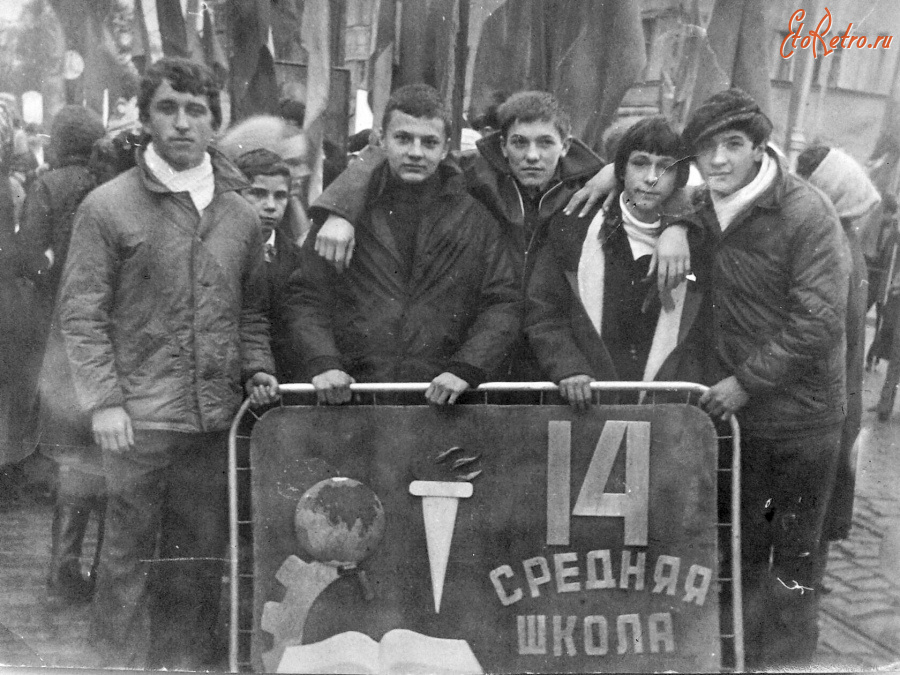 Калининград - Калининград. Учащиеся школы №14 на демонстрации в честь Октябрьской революции.