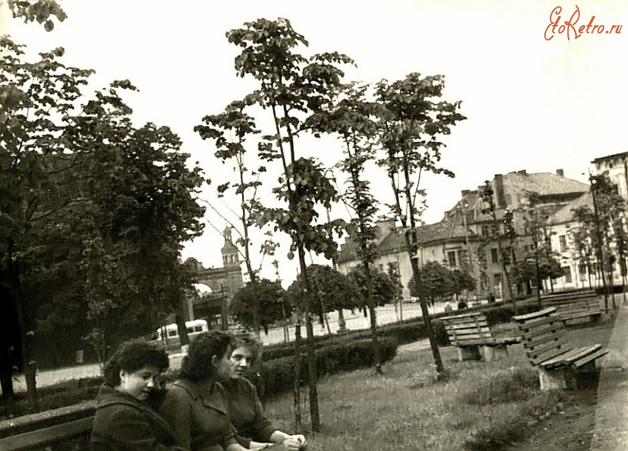 Советск - Советск. Отдых на площади Жукова (бывшая Флетхерплатц) возле южного портала моста Королевы Луизы.