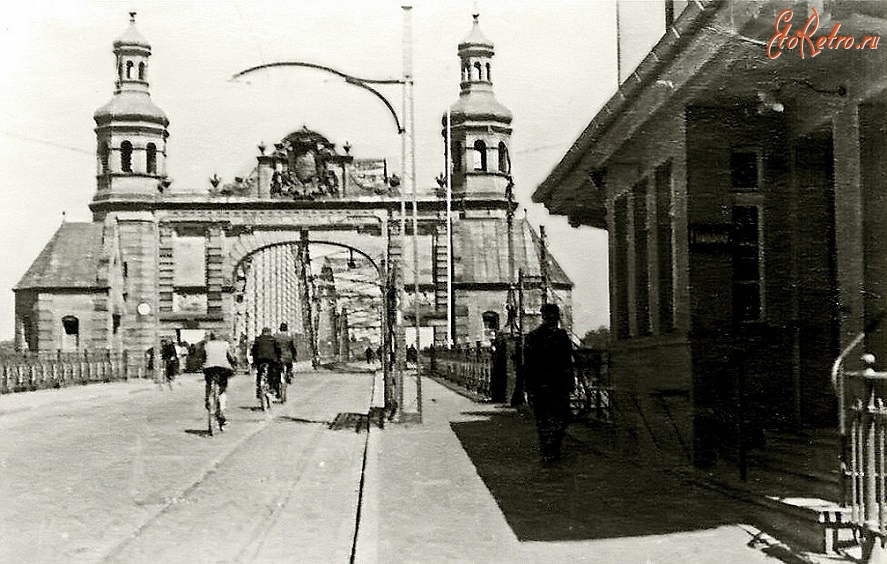 Советск - Тильзит. Южный портал моста Королевы Луизы и здание таможни (справа).