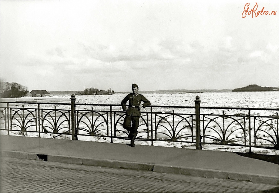 Советск - Тильзит. Солдат Вермахта на мосту Королевы Луизы во время ледяного затора на реке Мемель.