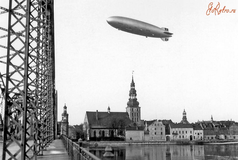 Советск - Тильзит.  С моста Королевы Луизы в поле зрения дирижабль LZ-129 «Hindenburg».