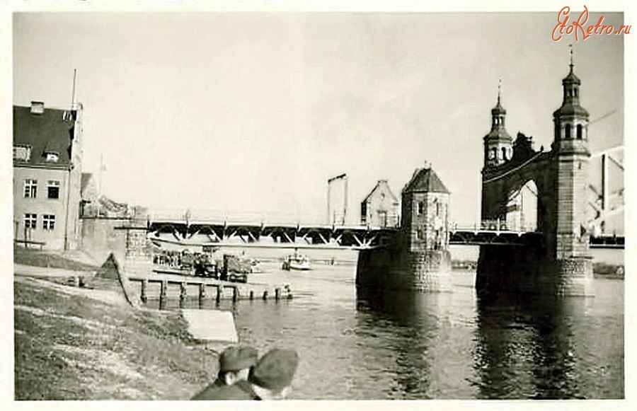 Советск - Тильзит. Солдаты на отдыхе на набережной возле южного портала моста Королевы Луизы.