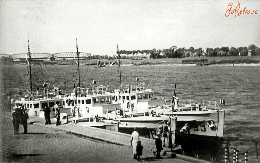 Советск - Тильзит. Немецкие военные катера «Речной флотилии» у причала западнее моста Королевы Луизы.