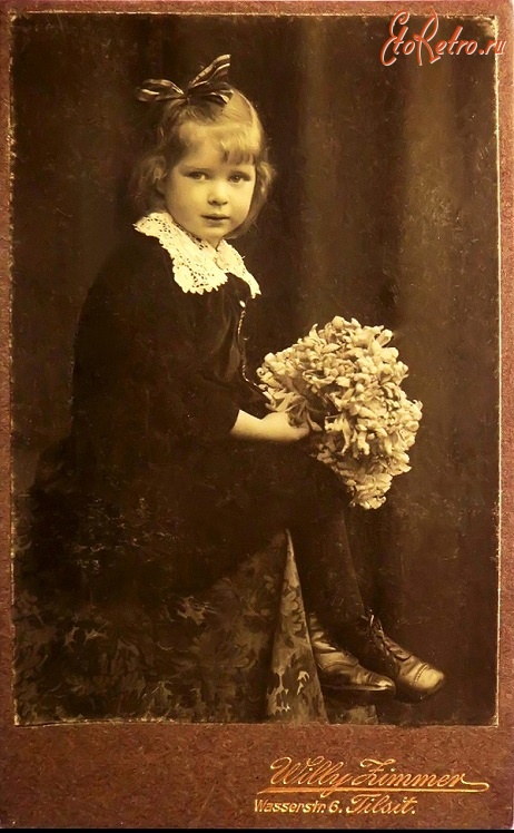 Советск - Тильзит. Портрет девочки с цветами.