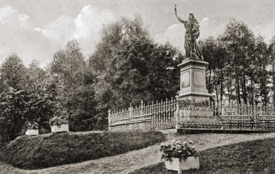Черняховск - Insterburg, Kriegerdenkmal mit Germania.