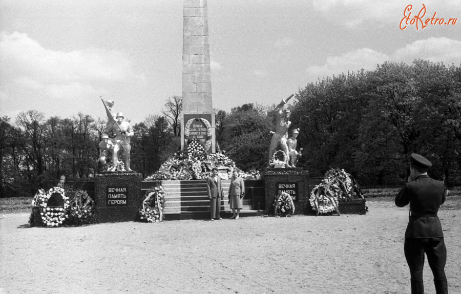 Черняховск - Черняховск. У памятника Павшим воинам 1941-1945 годах.