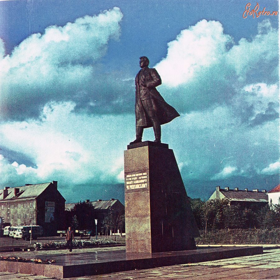 Черняховск - Черняховск. Памятник И.Д. Черняховскому.