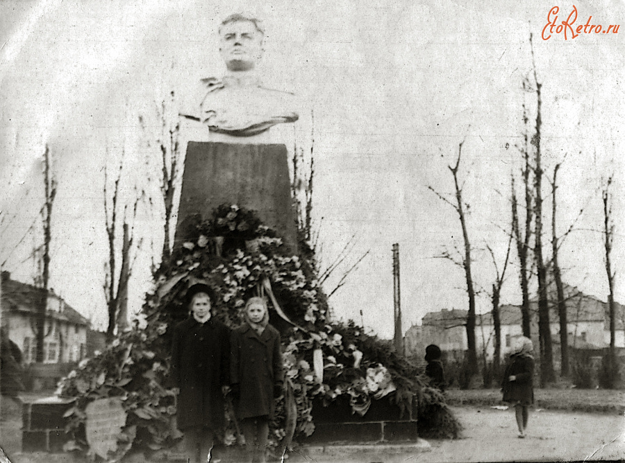 Черняховск - Памятник И. Д. Черняховскому.