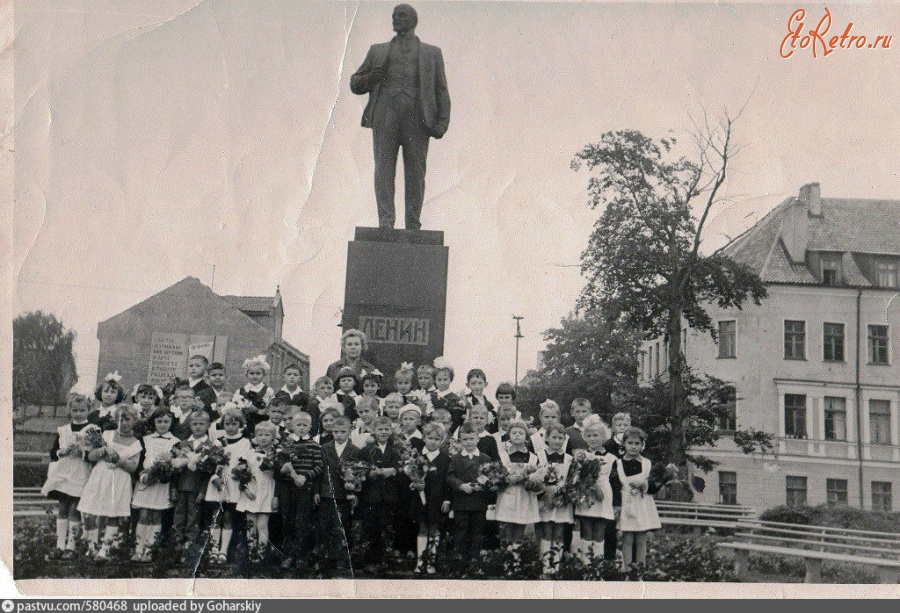 Гусев - Учащиеся школы №3 у памятника В.И.Ленину