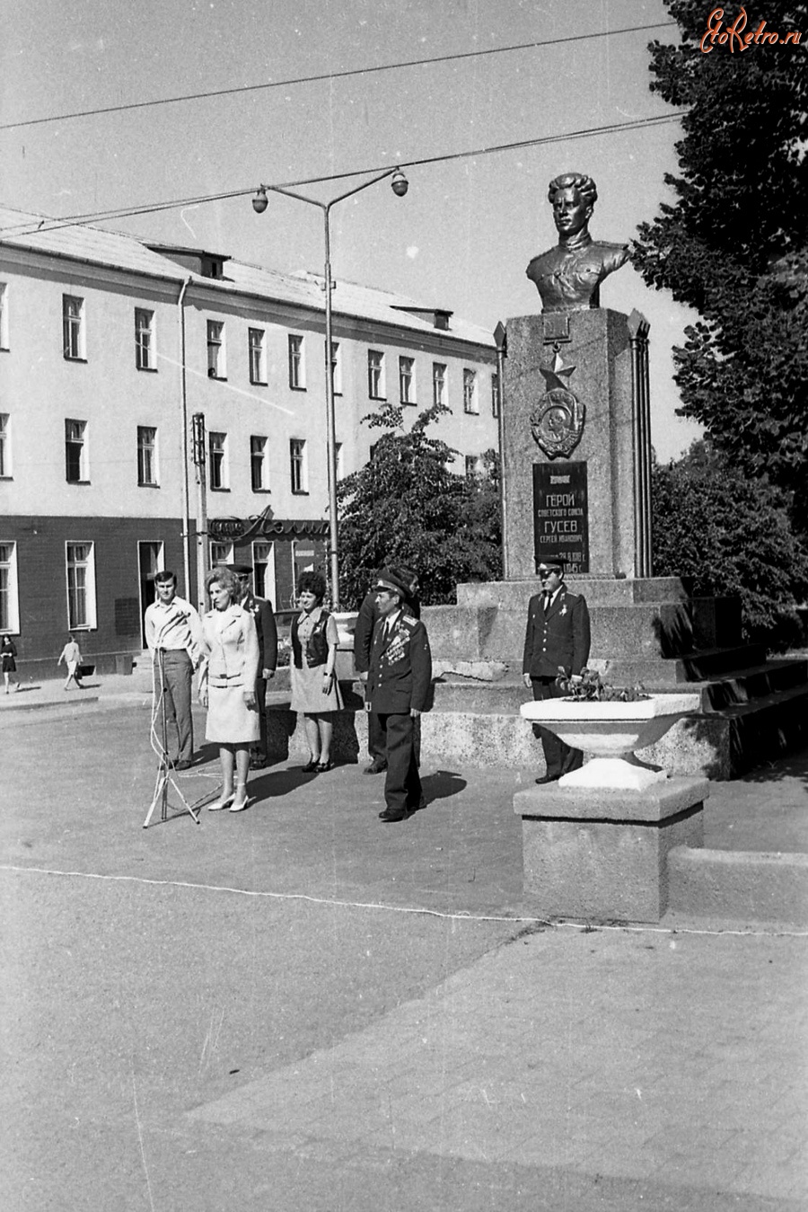 Гусев - Гусев. Улица Победы. У памятника С. И. Гусеву.