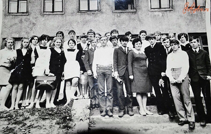 Гусев - Гусев. Директор школы Клавдия Павловна Стрюлькова и 10 А класс у стен родной 2-ой школы. 28 мая  1972 года.
