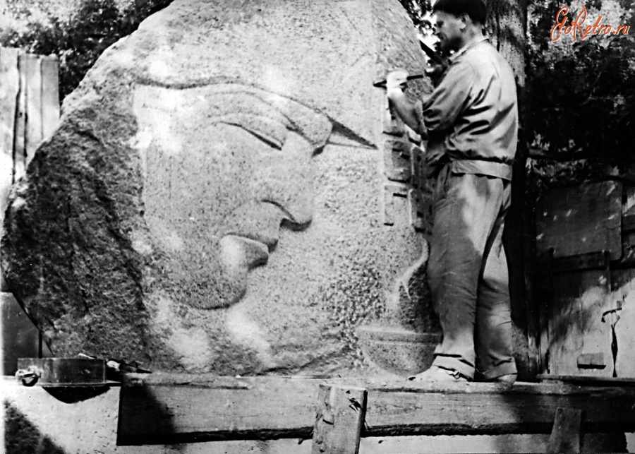 Гусев - Гусев. Памятный камнень в честь войск, штурмовавших город Гумбиннен в 1944-1945 годах.