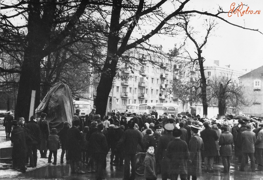 Гусев - Митинг на открытии Памятного камня в честь войск, штурмовавших город Гумбиннен в 1944-1945 годах.